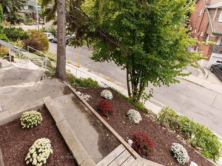 15 Indian Road Cres #UPPER — Photo 36