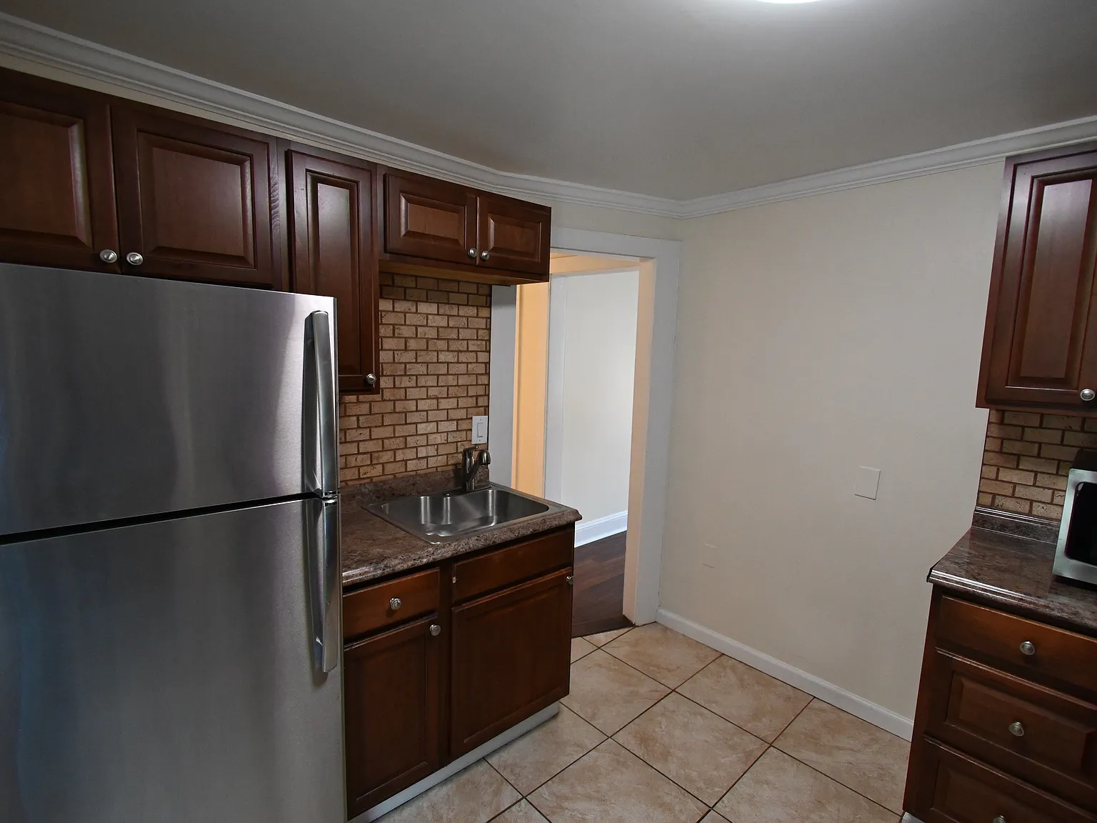 3 bed, 1000 sqft, $3,200 — Photo 2
