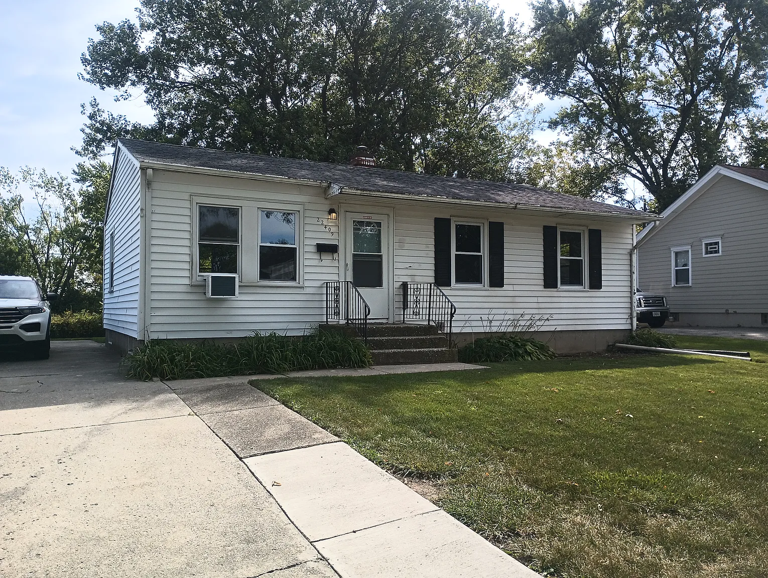 22409 Yates Ave photo 1
