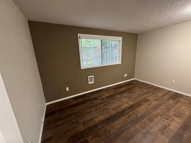 144 SW Lee St — Photo 15