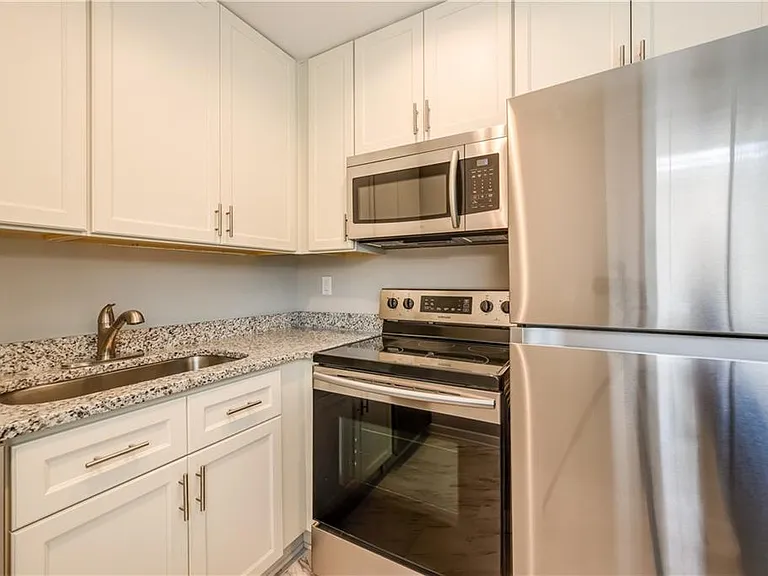 880 Saint Charles Ave NE #5 — Photo 4