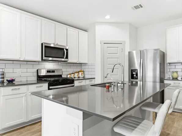 610 Lost Creek Dr, Baytown, TX 77523