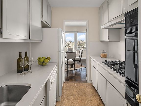 5th image of 118 E 60th St APT 33C