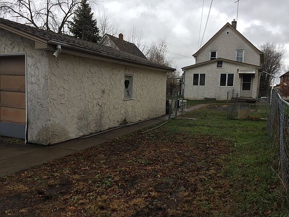 Fenced yard & 2 car garage