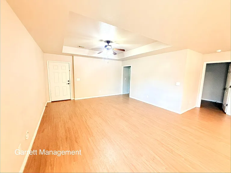 1203 E Avenue G — Photo 3
