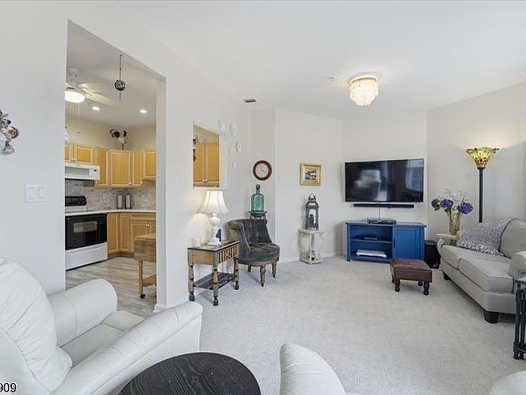 3rd image of 375 Rifle Camp Rd BLDG 375 #105