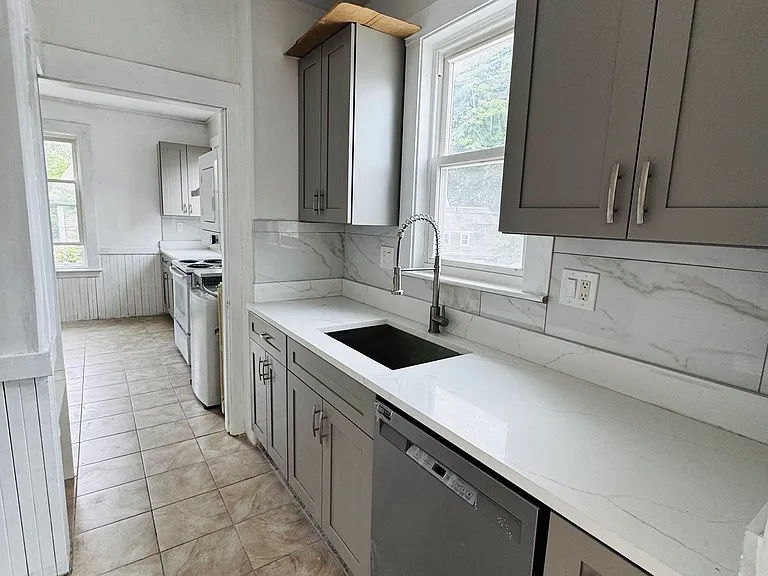 418 Essex St #2 — Photo 4