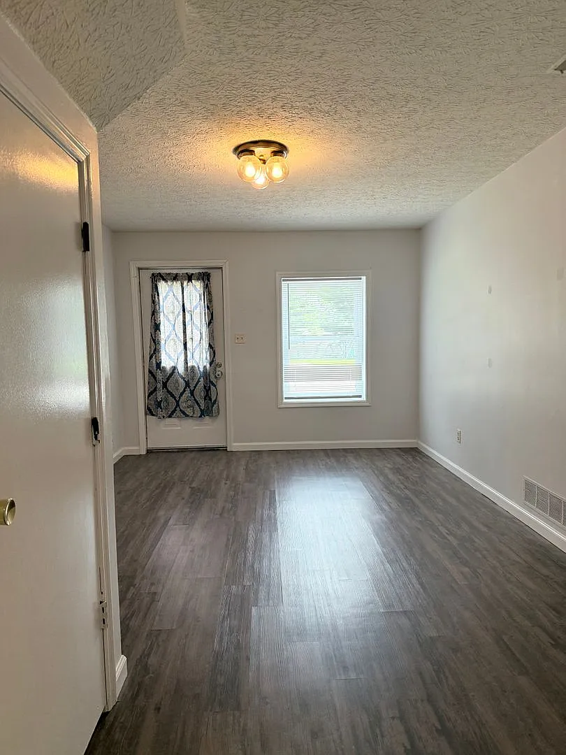Charming Two-Story Retreat: Your Home Awaits in Bloomington! — Photo 2