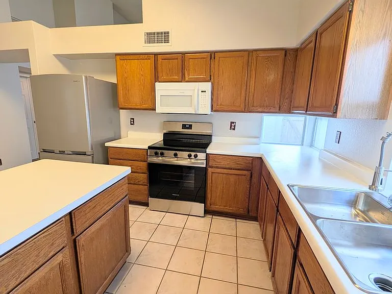 2325 E Lakecrest Dr — Photo 8