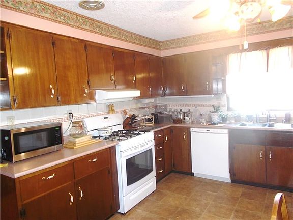 3rd image of 49 Robinson St