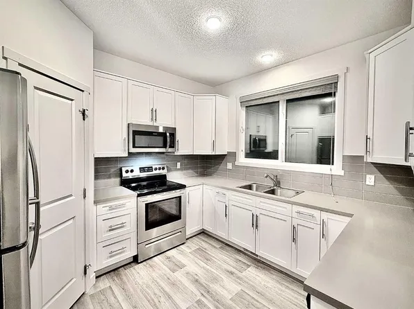 189 N Carringvue Way NW, Calgary, AB T3P 1K6