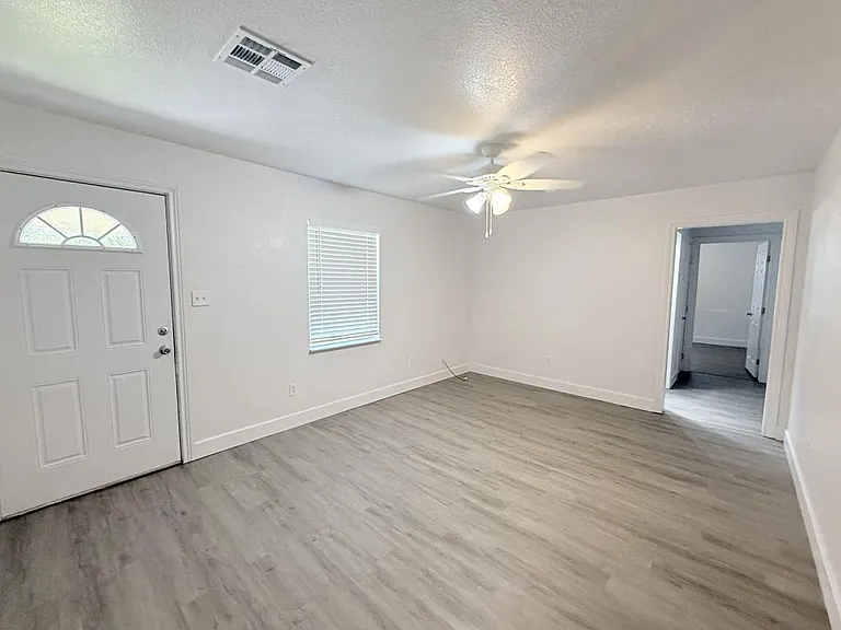610 W Avenue B — Photo 5