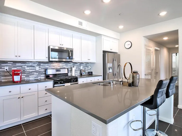 Mahuron Cir — Photo 1