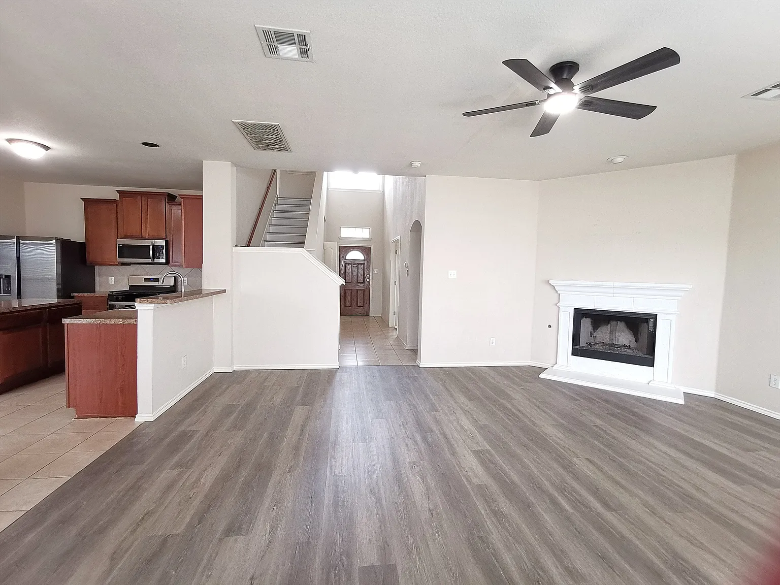 4 bed, 2.5 bath, 2854 sqft, $2,300 — Photo 3