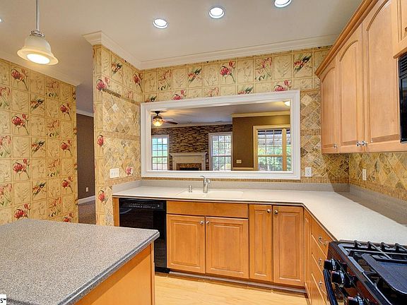3rd image of 229 E Thistle Ln