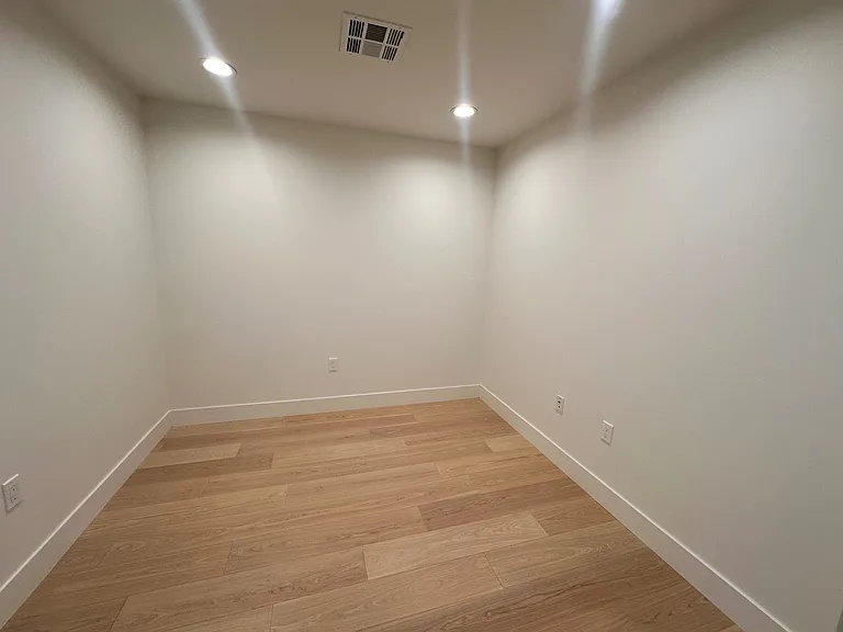 560 El Camino Real #302 — Photo 10