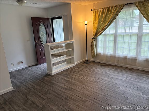 2nd image of 823 Sooner Park Dr