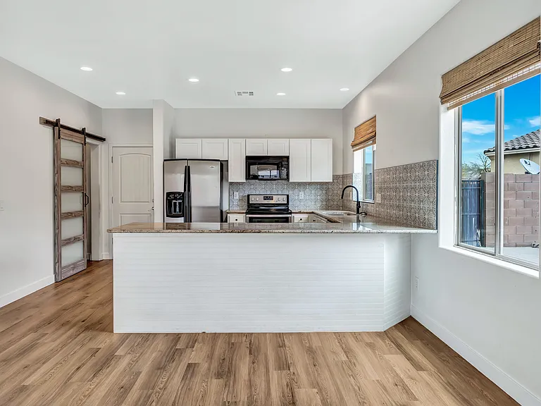 861 W Love Rd — Photo 9