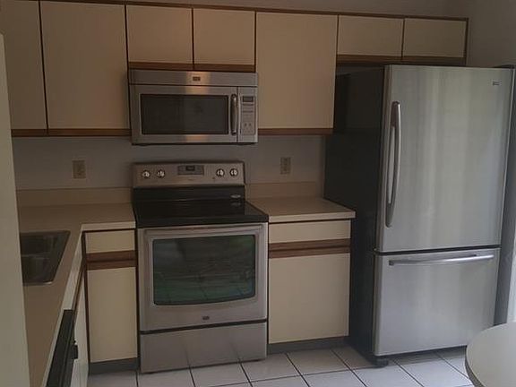 3rd image of 60 Pine Island Cir