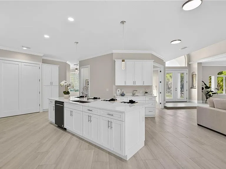 6461 Livingston Woods Ln — Photo 10