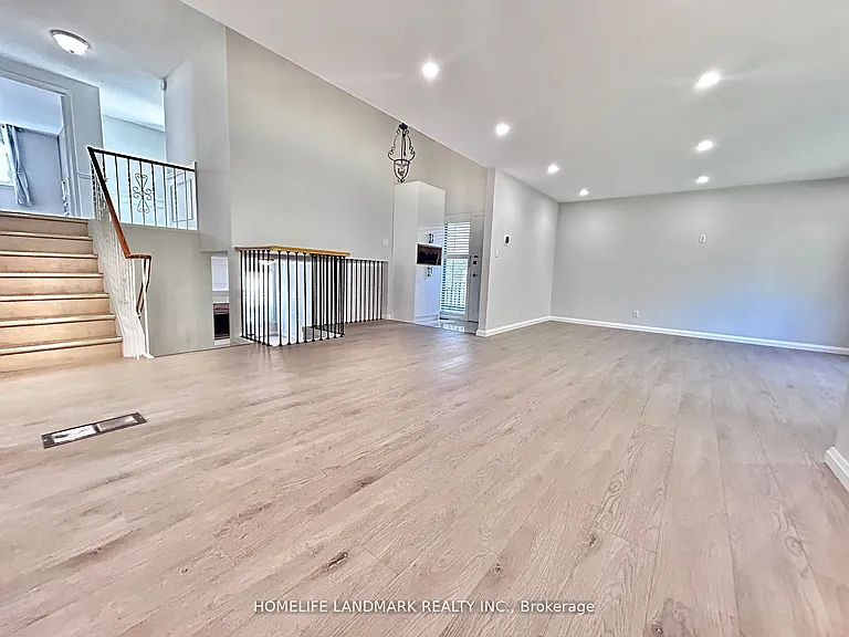 18 Summerfeldt Cres — Photo 5