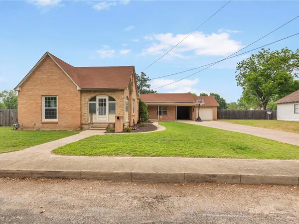 704 E 15th St, Cameron, TX 76520
