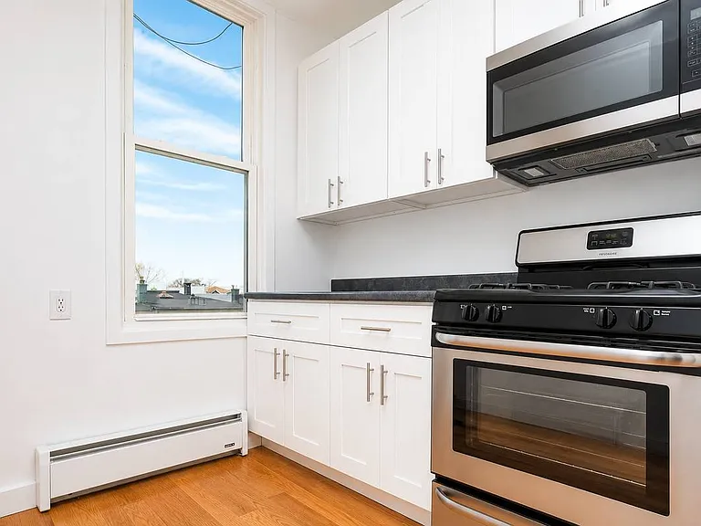 1631 Summerfield St #3R — Photo 3