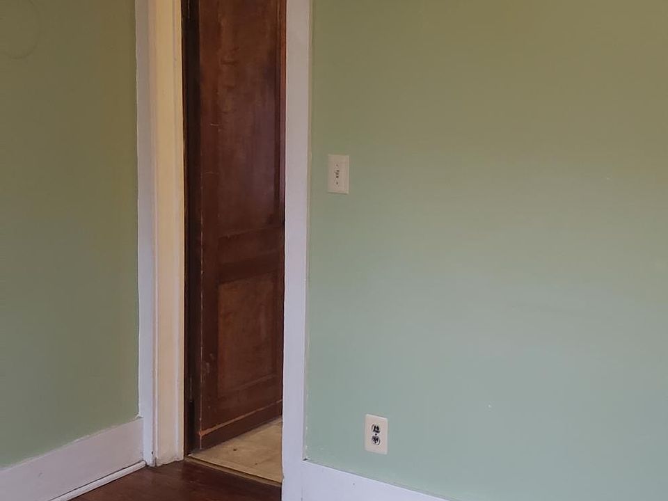 1st image of 118 W Main St