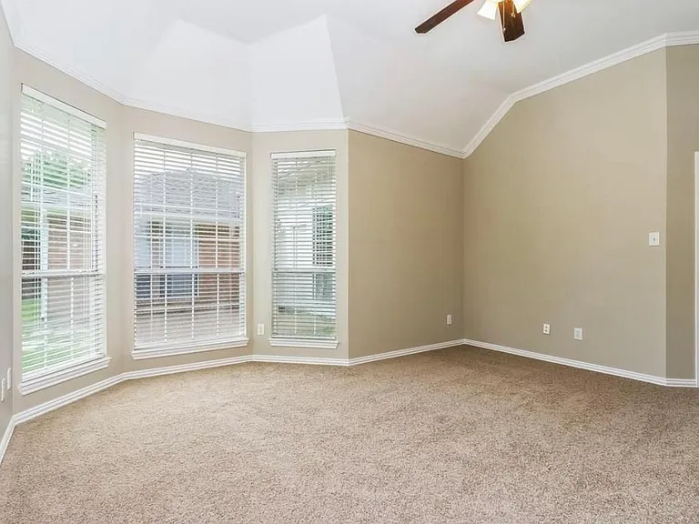 4645 Wales Dr — Photo 15