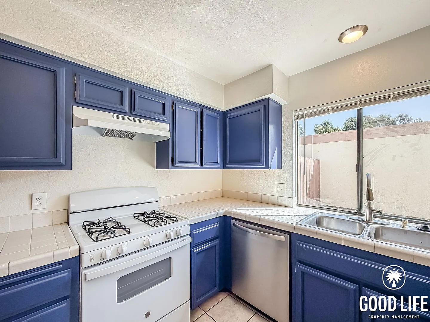 Sd: 3bd/2ba Two-Story Home In Carlsbad W/ Balcony, Private Patio & Community Pool! — Photo 3