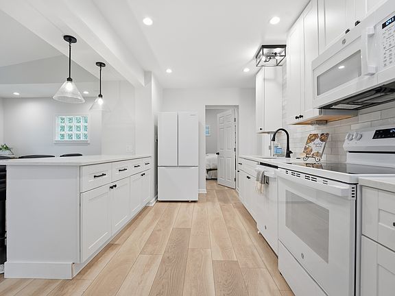 3rd image of 605 Main St