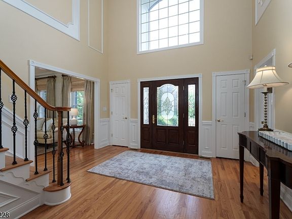 4th image of 7 Silver Maple Ct
