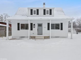 902 S Cook St, Barrington, IL 60010