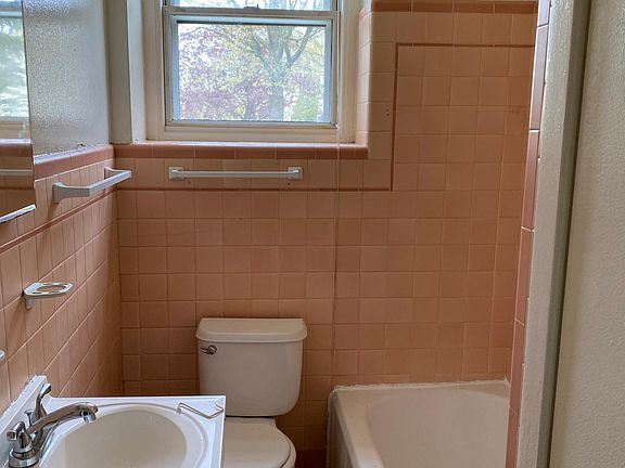 C 5 Full sized bathroom