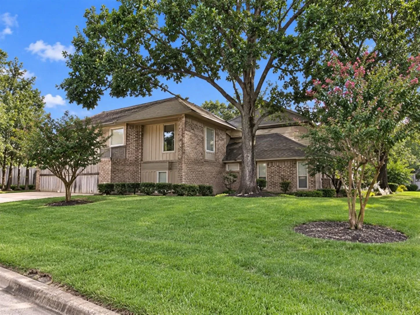 4 bed, 5.0 bath, 3971 sqft, $3,750 — Photo 3