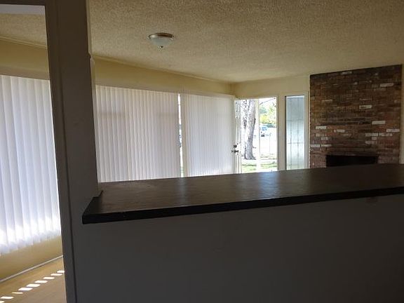 4th image of 922 E Campus Way