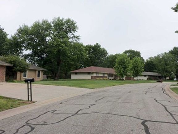 Exterior Neighborhood (street photo)