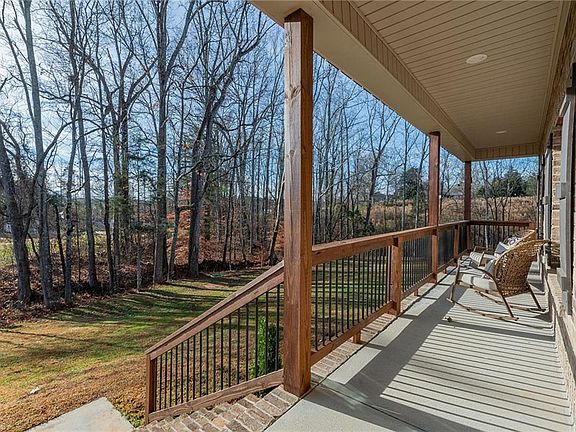 4th image of 184 Marbrook Dr