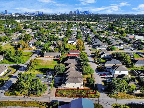 8232 Colonial Ln, Houston, TX 77051