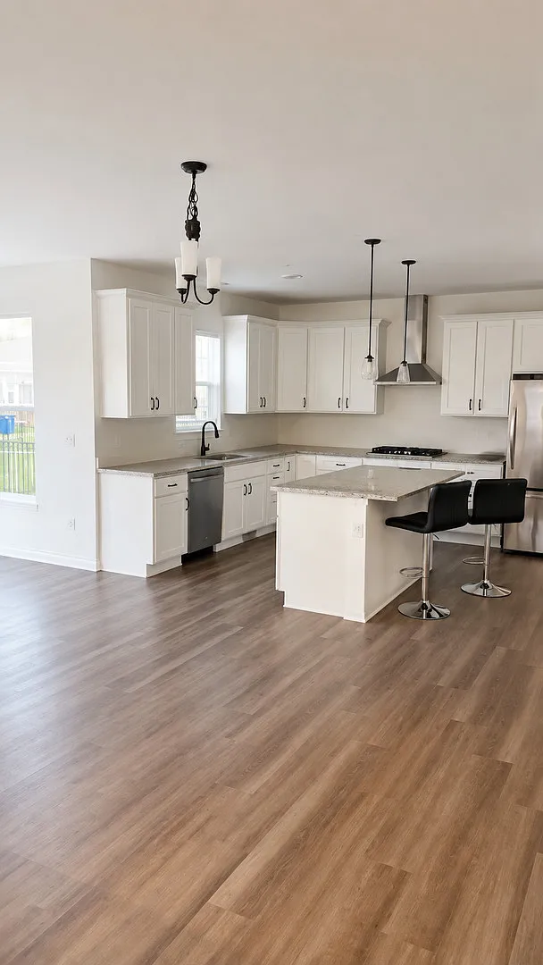 4 bed, 2.5 bath, 2838 sqft, $4,200 — Photo 4