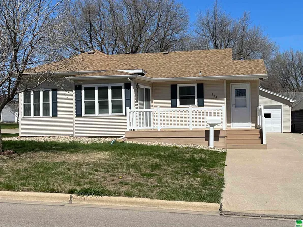 154 9th St SW, Sioux Center, IA 51250