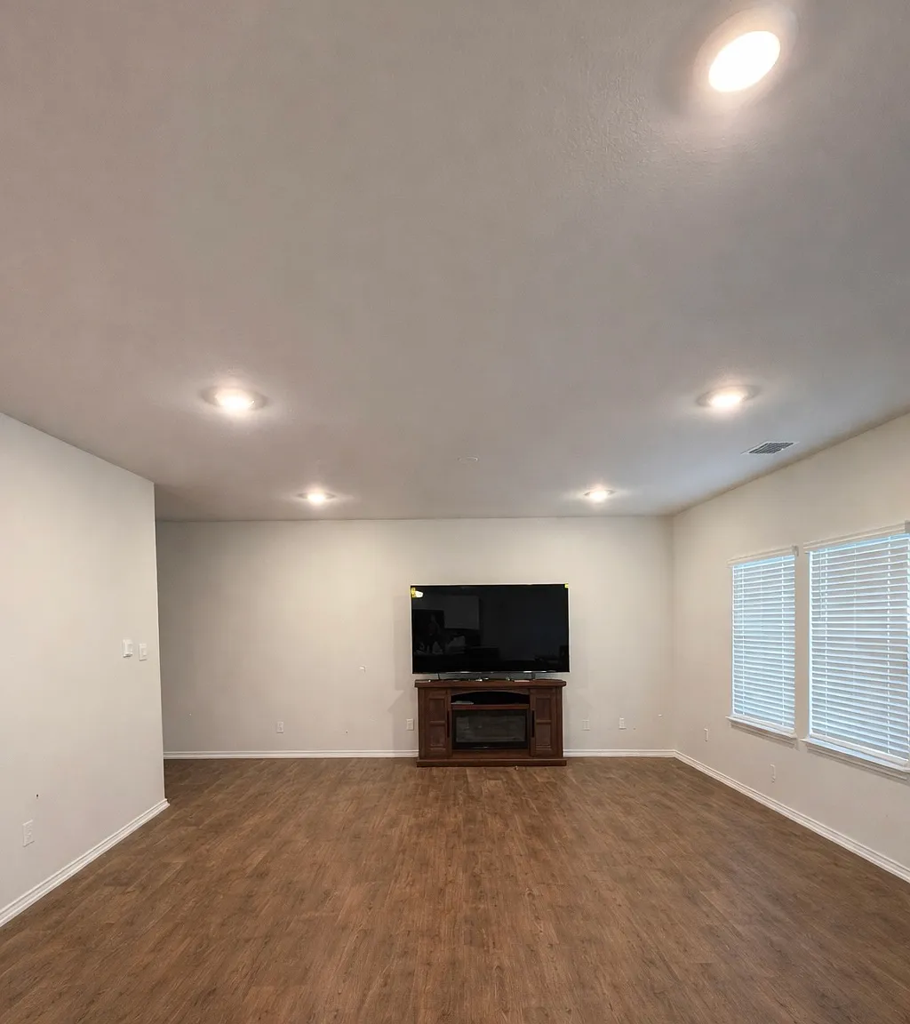 4 bed, 2473 sqft, $2,300 — Photo 2