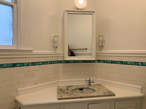 5th image of 639 Clayton St