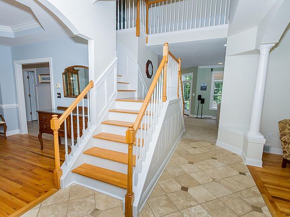 3rd image of 8 Bradford Dr