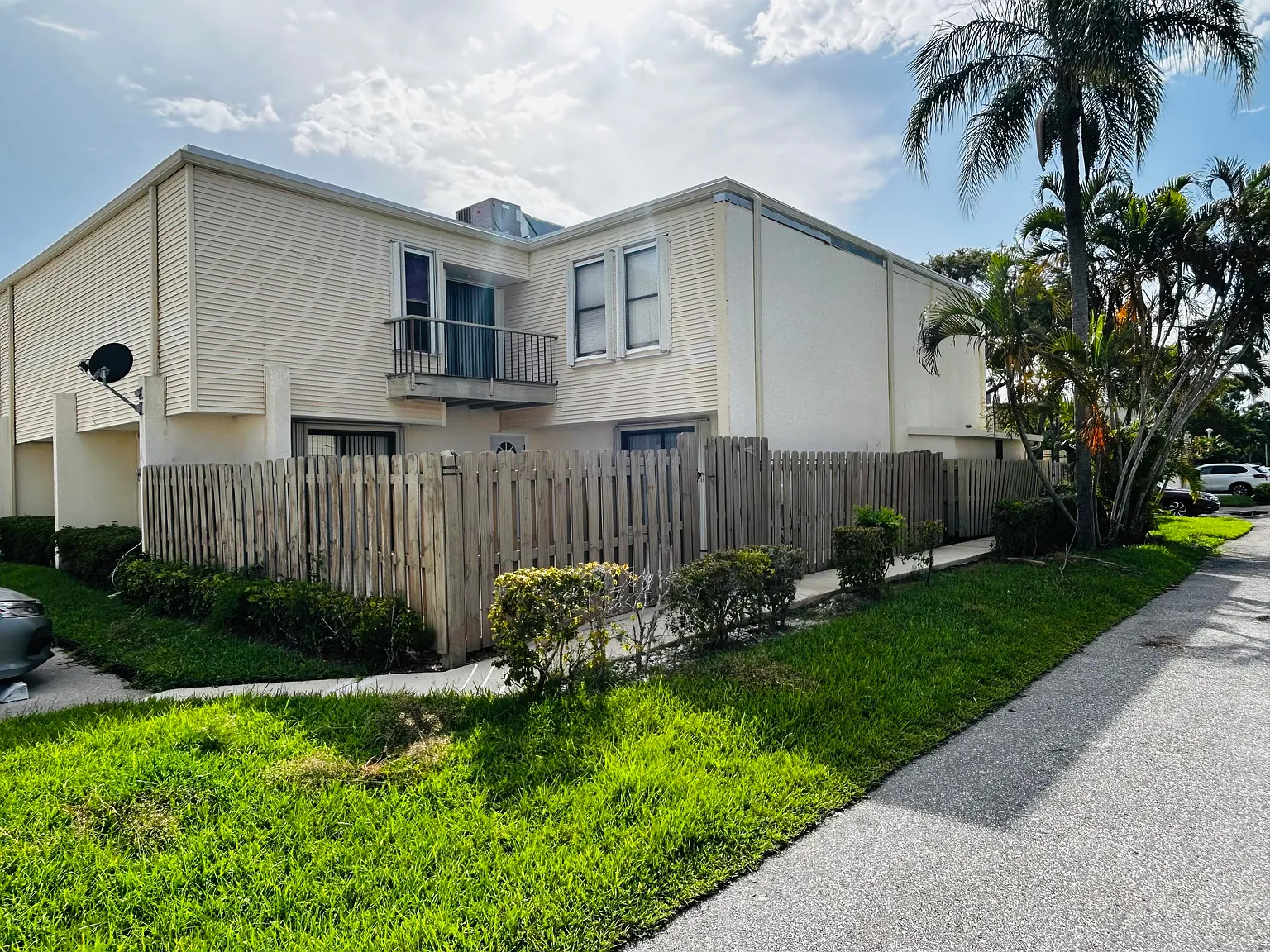 2 bed, 2.5 bath, 1577 sqft, $2,400 — Photo 3