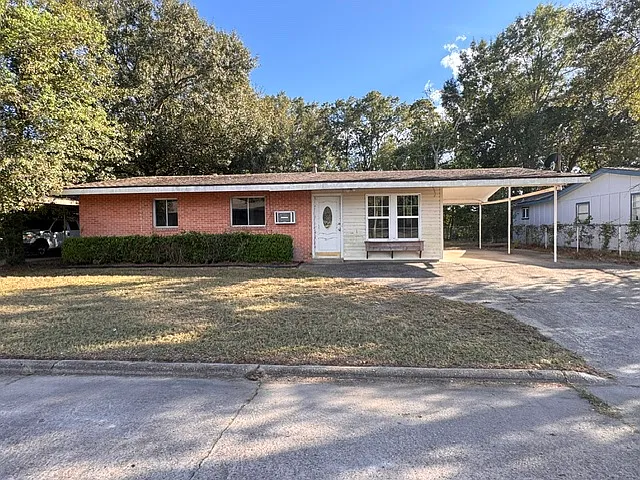 4 bed, 1340 sqft, $1,600 — Photo 2