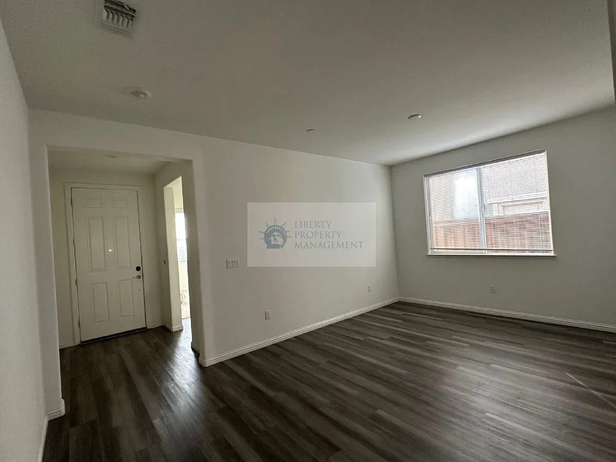 5 bed, 4.5 bath, 3177 sqft, $3,695 — Photo 2