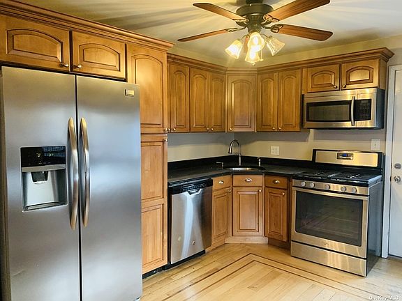 3rd image of 174 Stuyvesant Dr