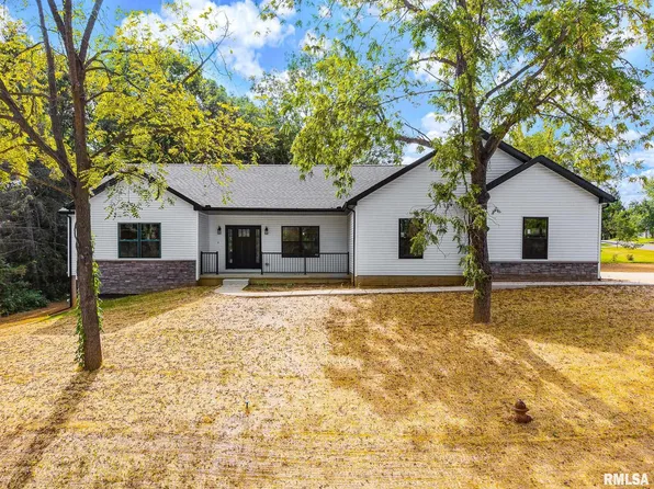 2 London Ct, Mackinaw, IL 61755