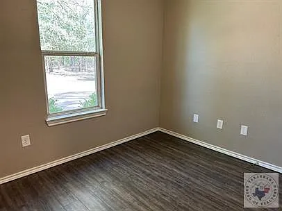 3 bed, 1.5 bath, 824 sqft, $1,100 — Photo 4